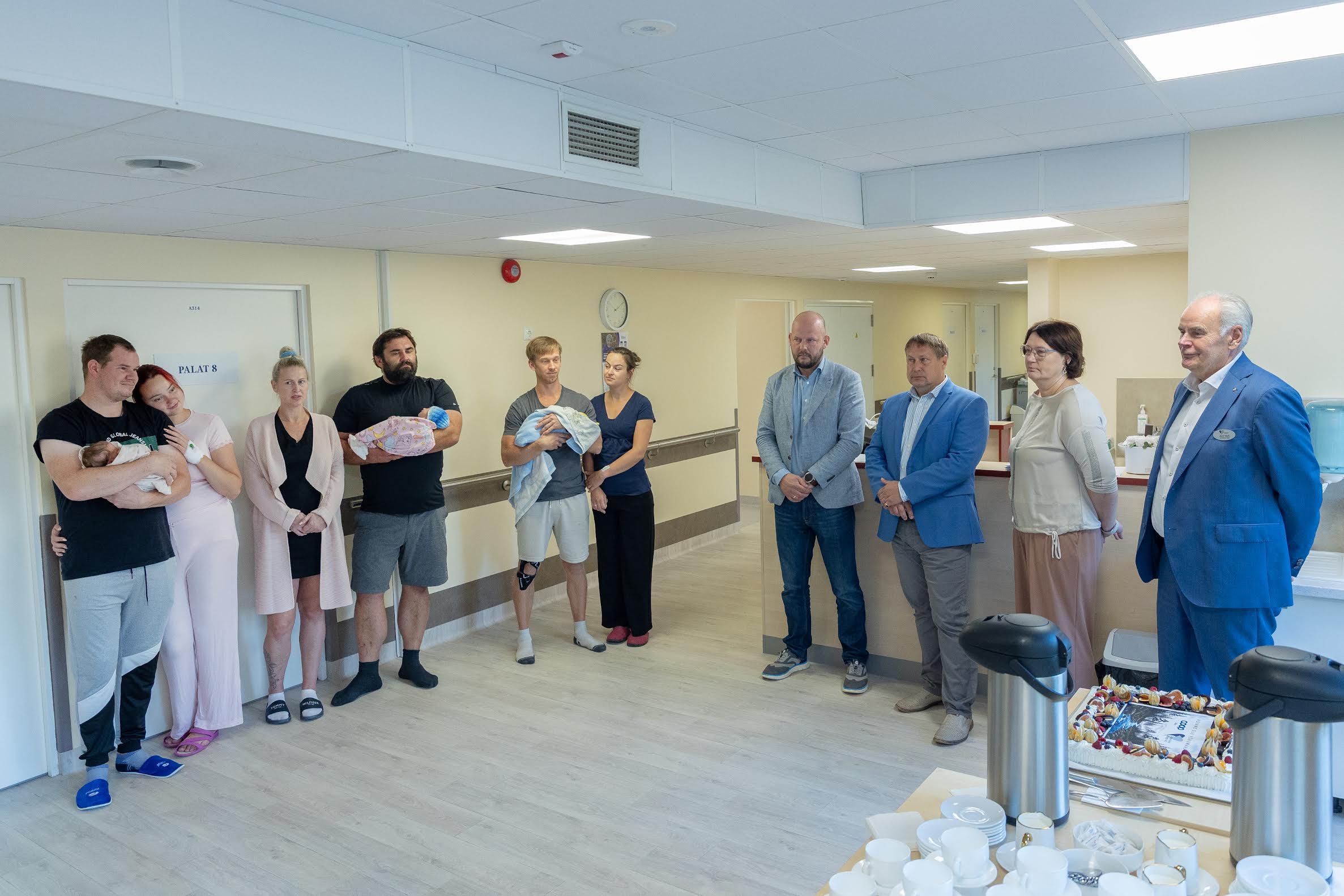 16. septembri hommikul said kõik sellel ajal Lõuna-Eesti haigla sünnitus- ja günekoloogiaosakonnas olnud pisikesed beebid kingiks 50eurose kinkekaardi, millest saab edaspidi traditsioon. Kokku oli värskeid ilmakodanikke neli. Fotol värsked lastevanemad koos lastega, Võru Tarbijate Ühistu ning Lõuna-Eesti haigla esindajad. FOTOD: Aigar Nagel